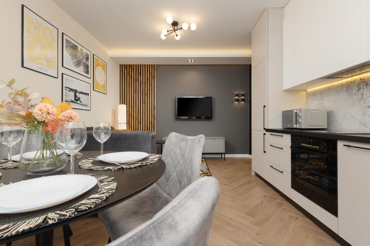Stunning Family Apartment Ursynow With Parking & Balcony By Noclegi Renters Varsó Kültér fotó