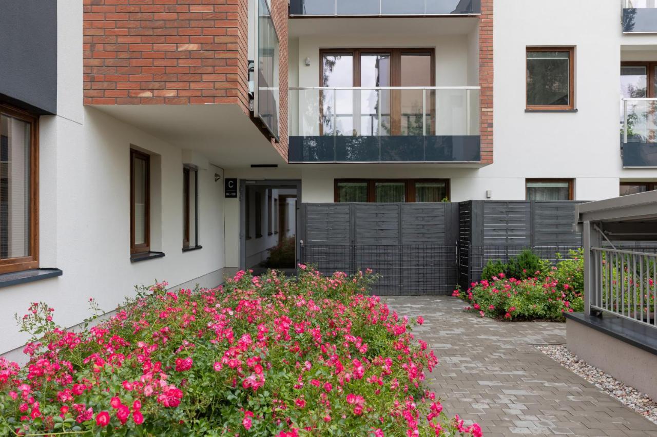 Stunning Family Apartment Ursynow With Parking & Balcony By Noclegi Renters Varsó Kültér fotó